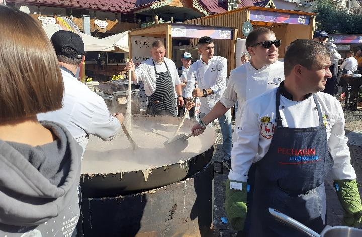 390 килограмм гурьевской каши приготовили на фестивале в Измайлово 