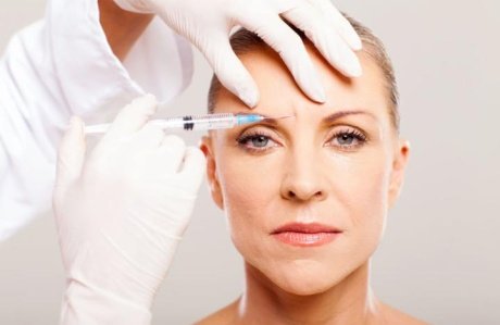 Устранение синяков на лице после уколов красоты: медицинские рекомендации и методы